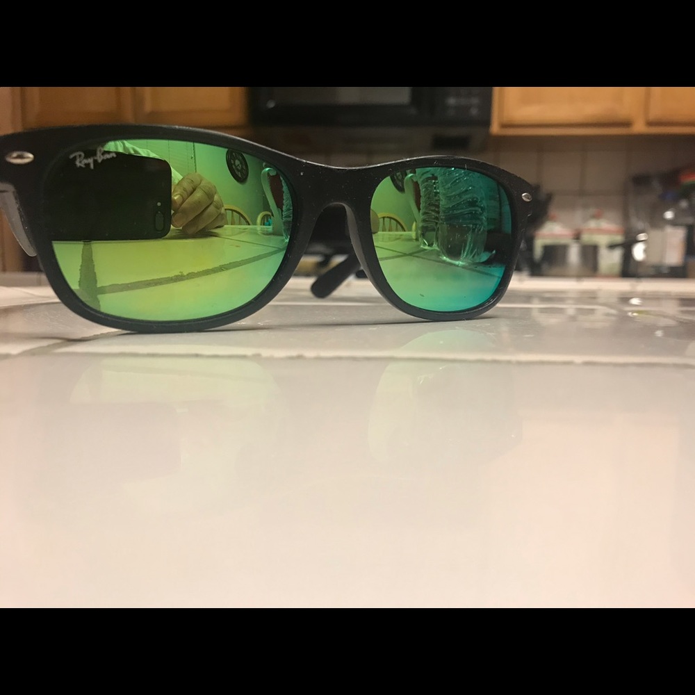 Ray Ban New Wayfarer RB2132 Green Lens